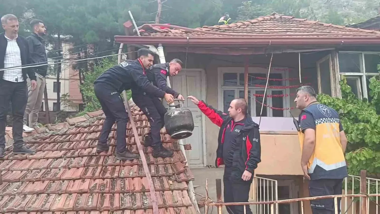 Evlerinde çıkan yangını kapılarına gelen muhtardan duydular