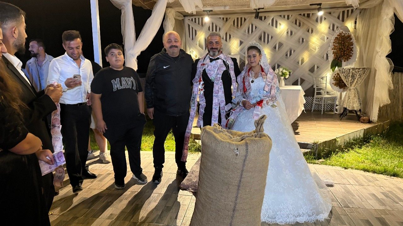 Düğünde takı sırasına çuvalla girdi: Hediyesi şaşırttı