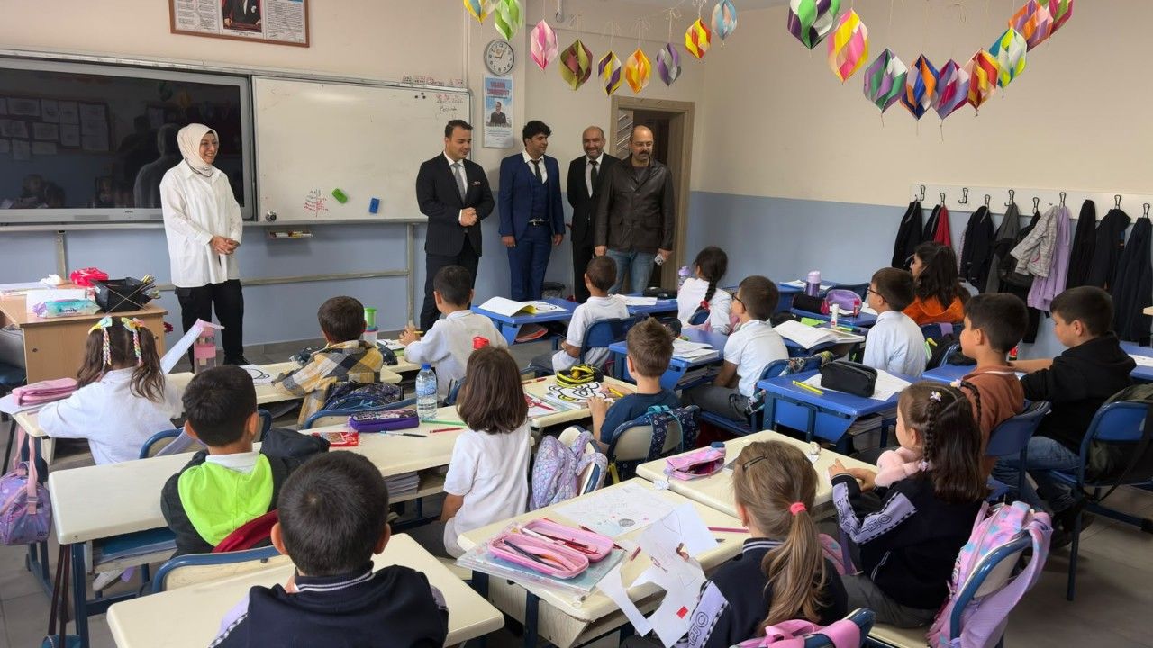 Tosya protokolü öğretmen ve öğrencilerle buluştu