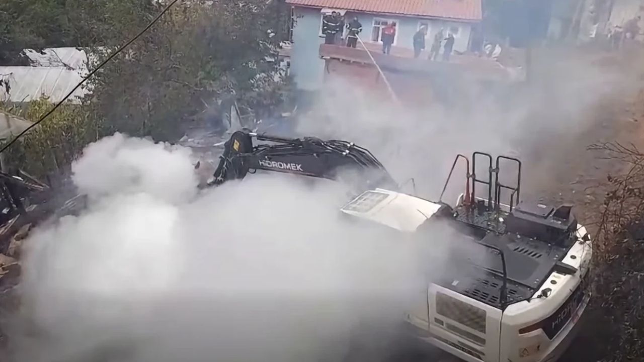Ahşap evin enkazında soğutma çalışmaları devam ediyor