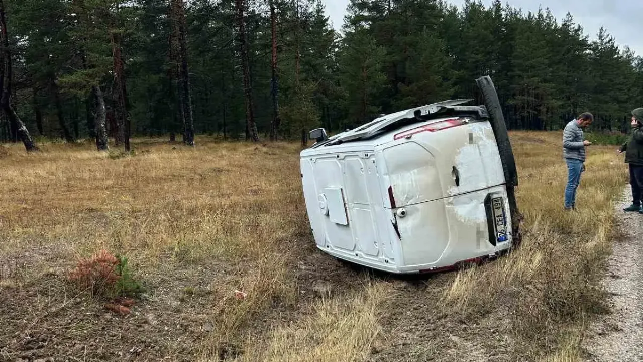 Kaygan yolda kontrolden çıkan hafif ticari araç yan yattı