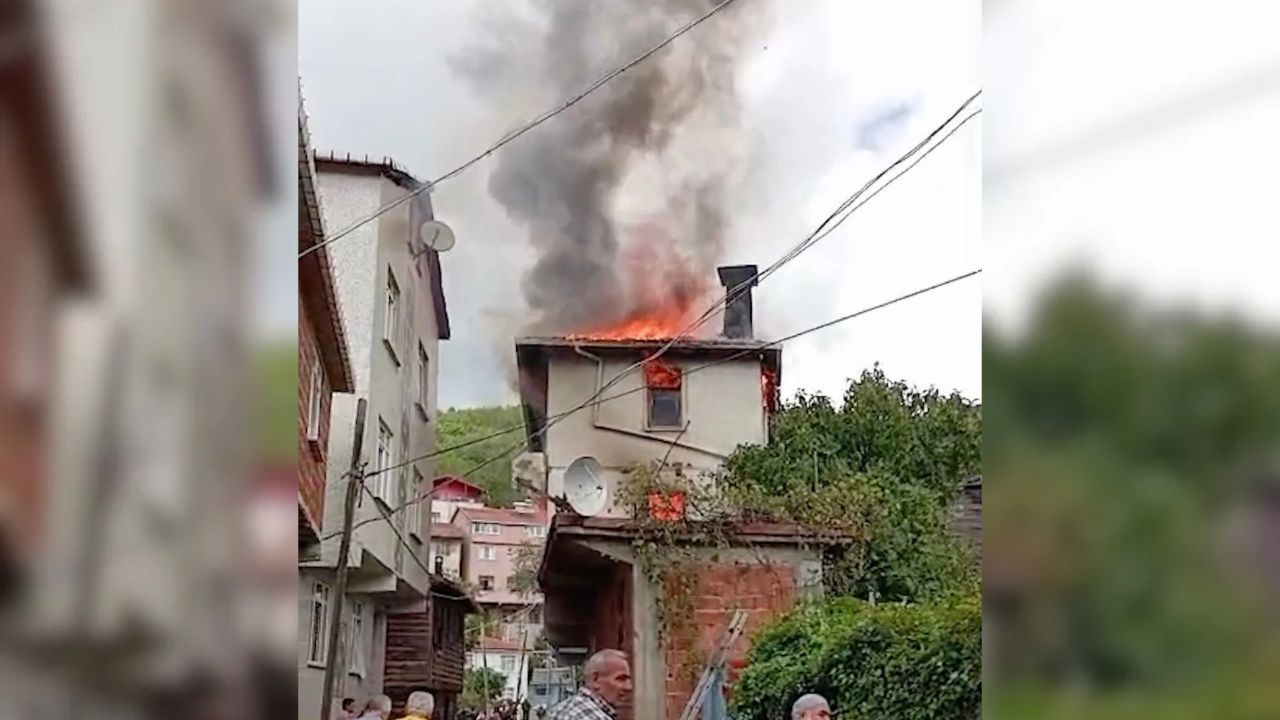 Cide'de iki katlı ev alevlere teslim oldu!