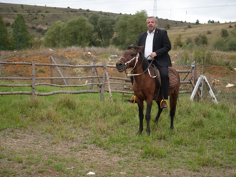 Muhtar, at ile gelin arabasının önünü kesti
