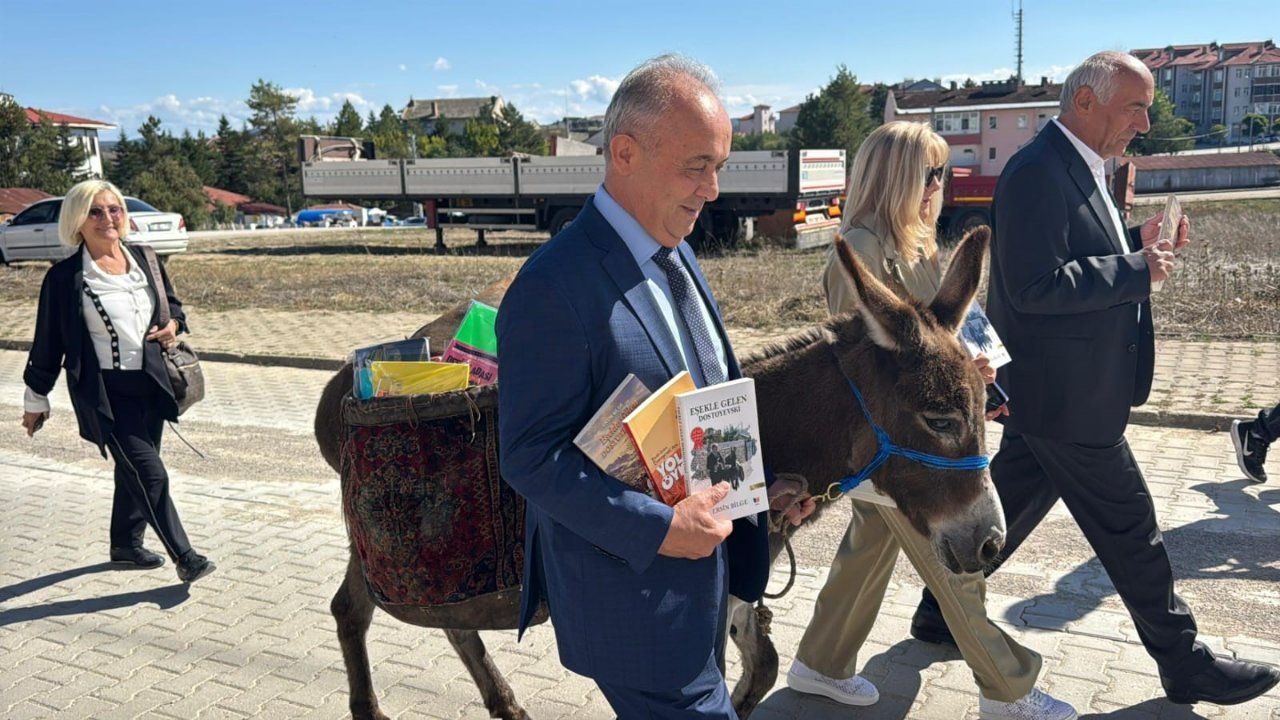 Eşeğiyle kitap taşıyor! Çocukluk hayali idi: Bu kez Eflani'de