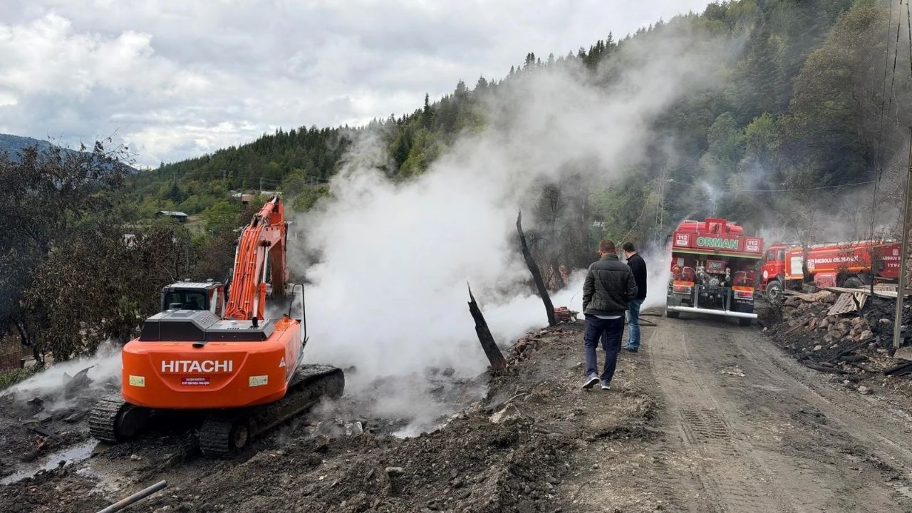 11 evin küle döndüğü köyde enkaz kaldırma çalışmaları başladı