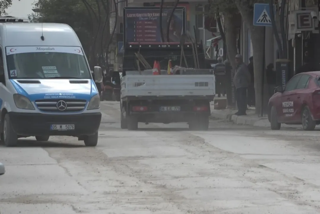 Vatandaşın toz ve çukurla imtihanı: AK Parti maske dağıttı