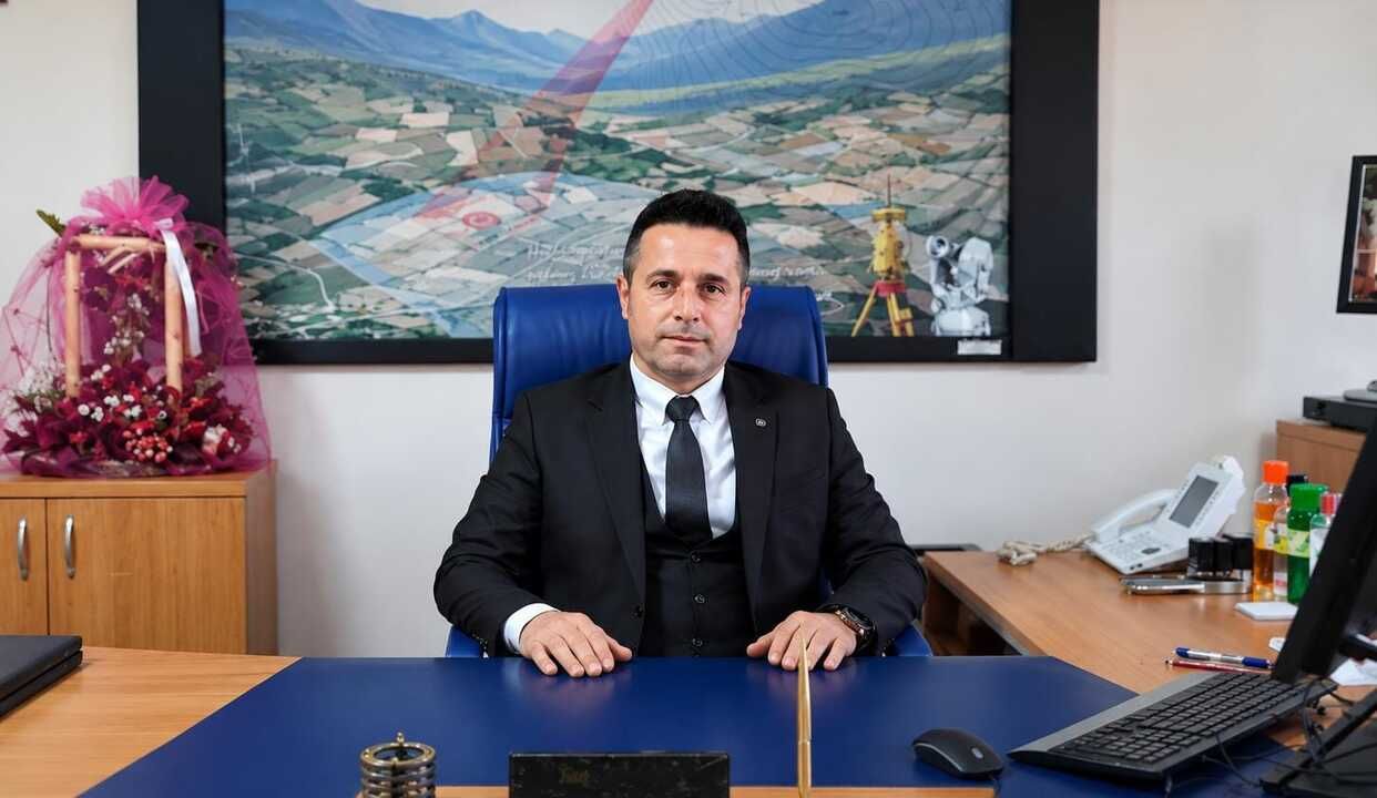 6 yıl sonra memleketine Müdür olarak döndü