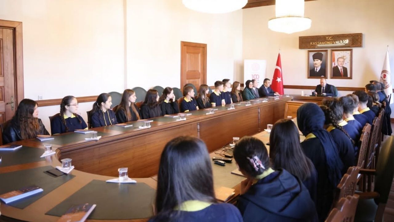 Vali Dallı öğrencileri kabul etti