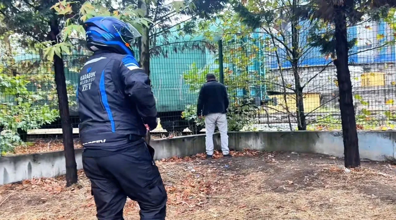Kamusal alanda tuvaletini yapan şahsa zabıta baskını