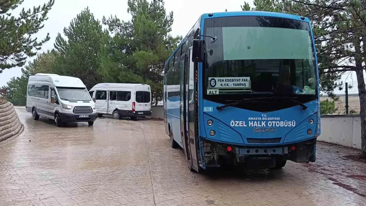 Halk otobüsü ile servis minibüsü çarpıştı: 4 öğrenci yaralı