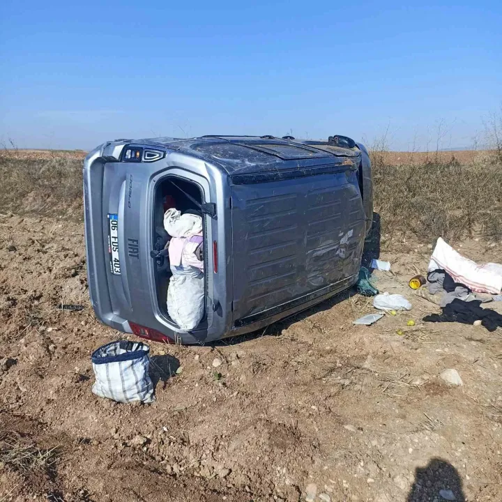 Bariyerlere çarpan hafif ticari araç takla attı: 2 yaralı