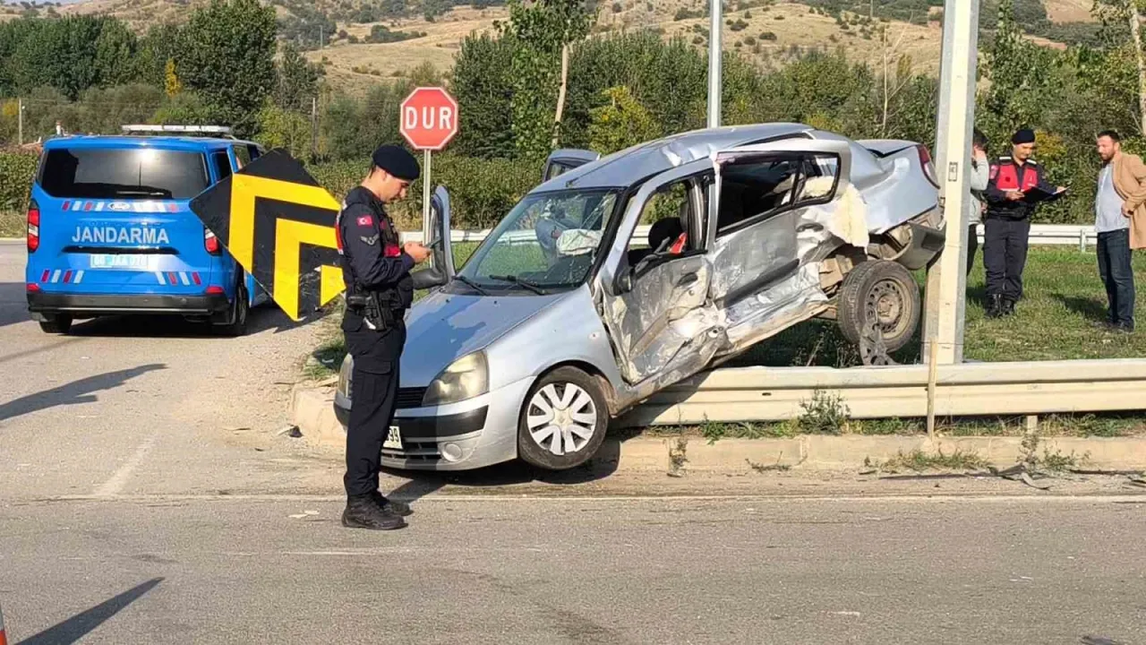 Otomobiller çarpıştı: 4 yaralı