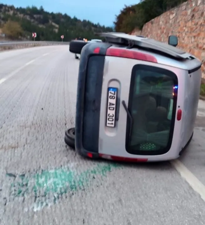 Önce refüje ardından otomobile çarparak devrildi: 1 yaralı