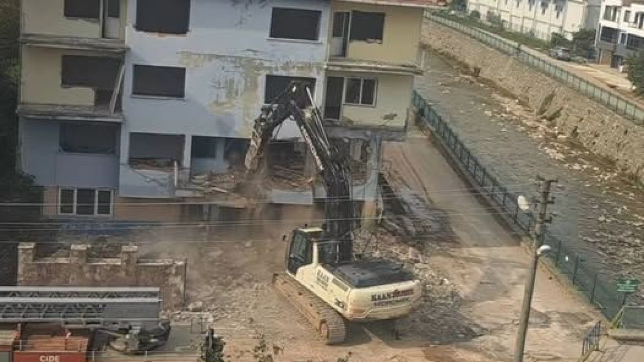 Yılların binasına kepçe girdi: Yıkıma başlandı