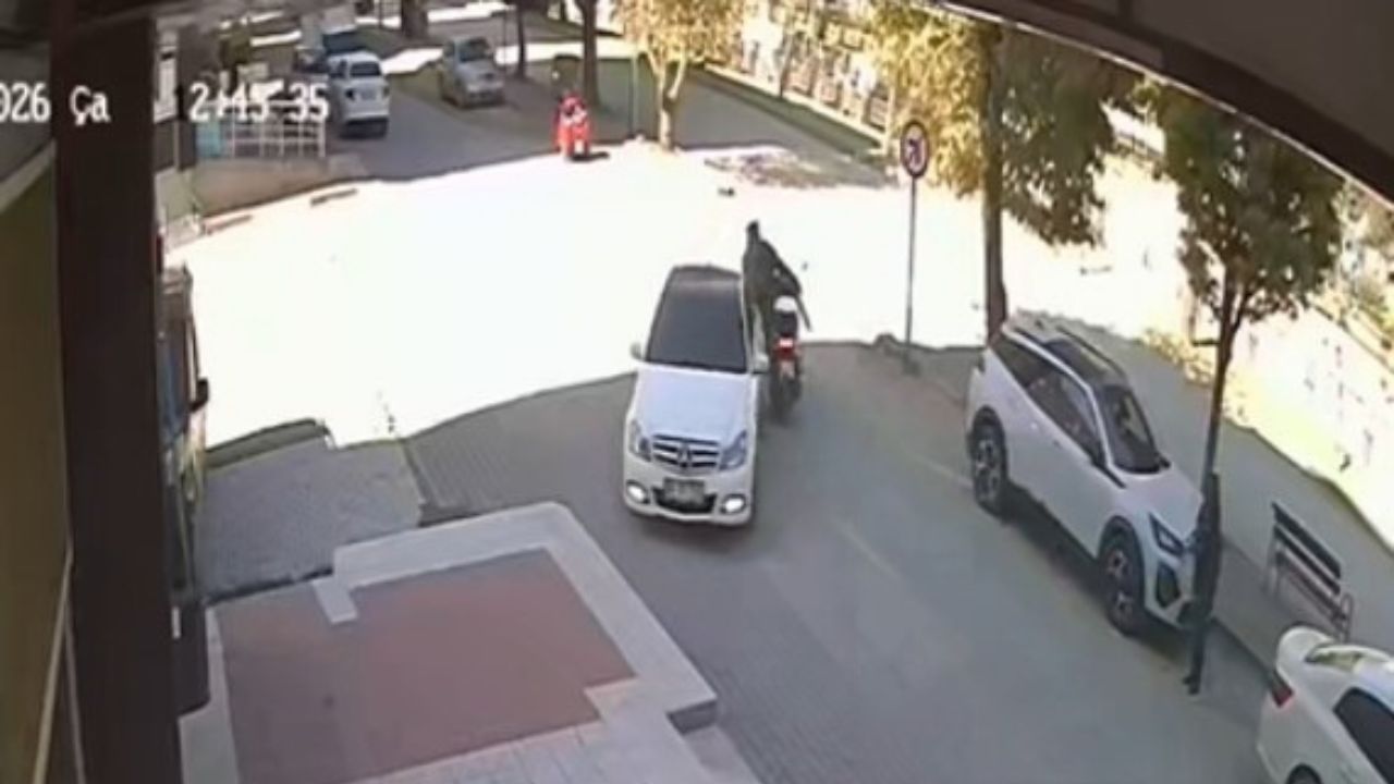 Motosiklet otomobile çarptı: Kaza anı anbean kamerada