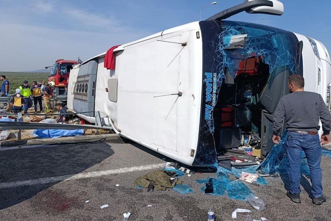 Tır ile yolcu otobüsü çarpıştı: 11 ölü, 27 yaralı var!