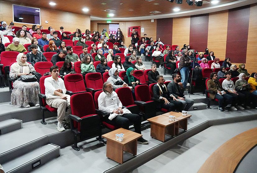 Üniversite öğrencilerine dijital dünyanın tehlikeleri anlatıldı