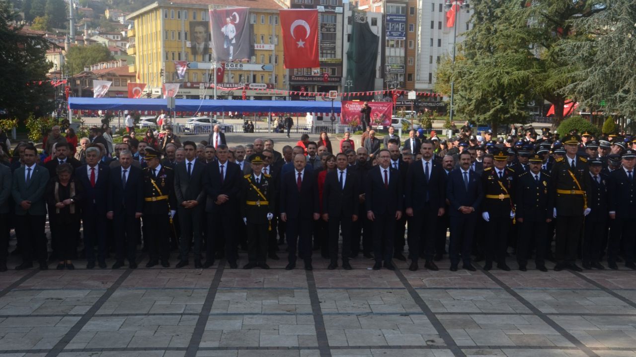 29 Ekim Cumhuriyet Bayramı öncesinde çelenkler sunuldu