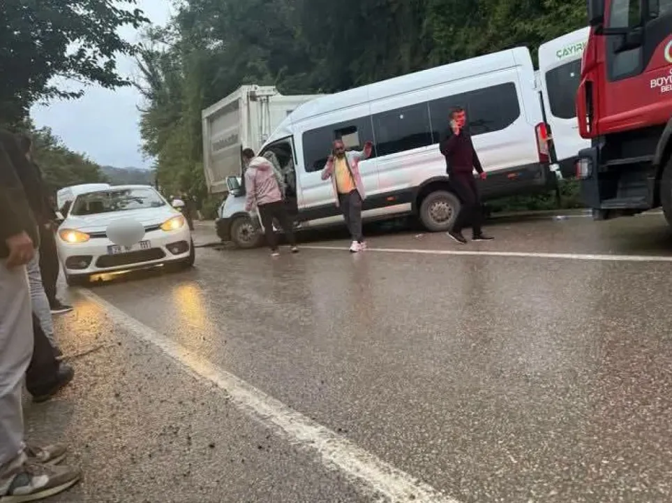 Minibüs kamyonla çarpıştı: 1 ölü, 23 yaralı