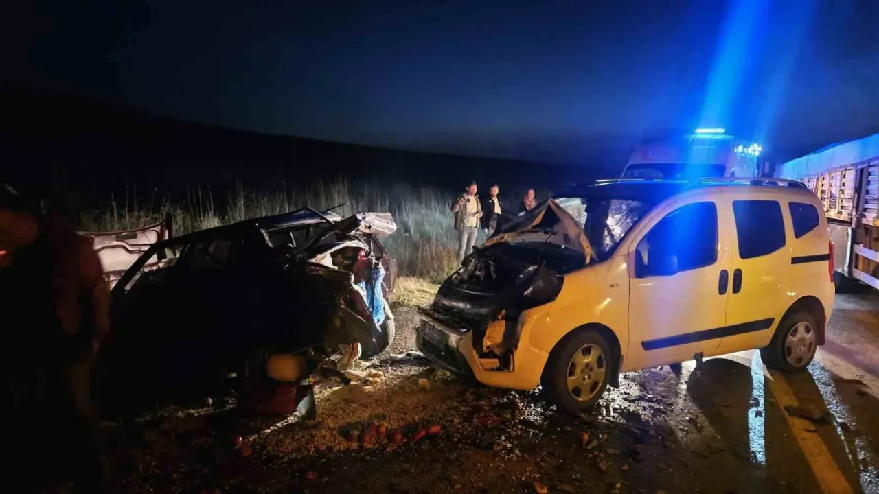 Hafif ticari araç ile otomobil çarpıştı: 5 yaralı