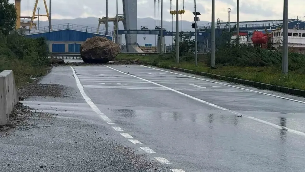 Zonguldak’ta dağdan kopan dev kaya yolu kapattı: Facianın eşiğinden dönüldü