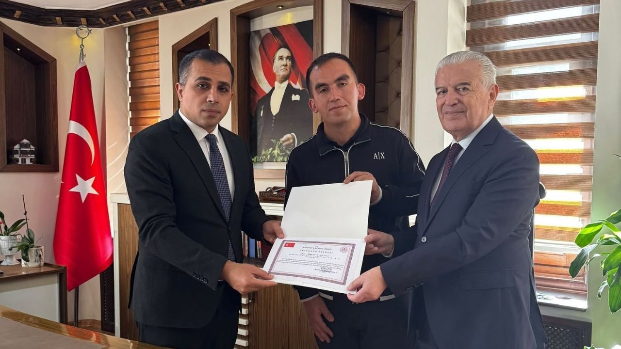 Mantar toplarken kaybolan vatandaşı bulan personele ödül