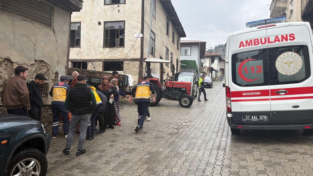 Tosya'da otomobil ile traktör çarpıştı: 1 kişi yaralandı