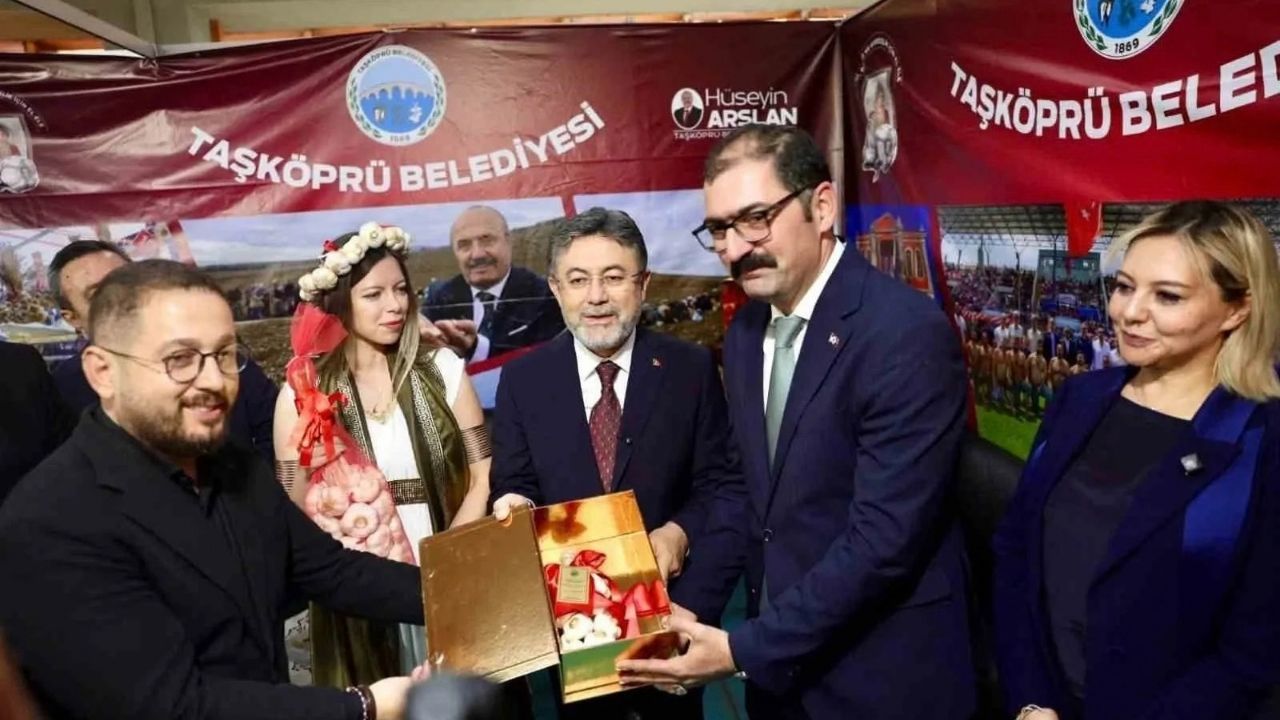 Bakan Yumaklı’ya, Taşköprü sarımsağı hediye edildi