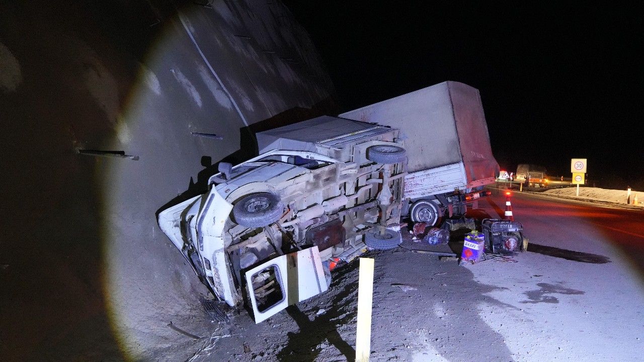 İşçileri taşıyan kamyonet kaza yaptı: 9 yaralı