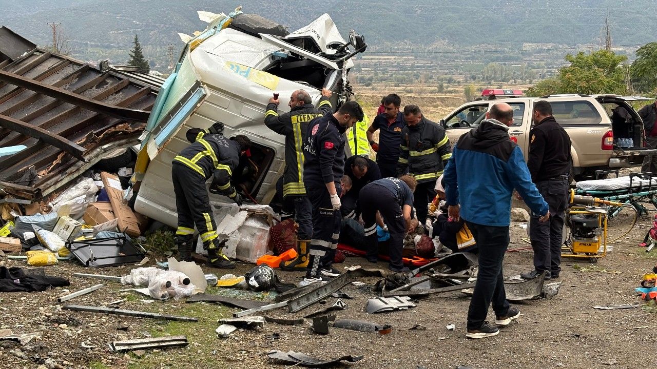 Kastamonu’da feci kaza: Araç hurda yığınına döndü!