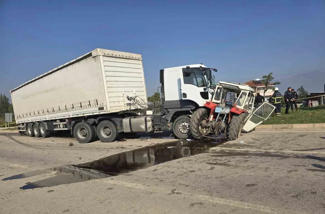Tır traktörle çarpıştı: 2 ölü, 1 yaralı