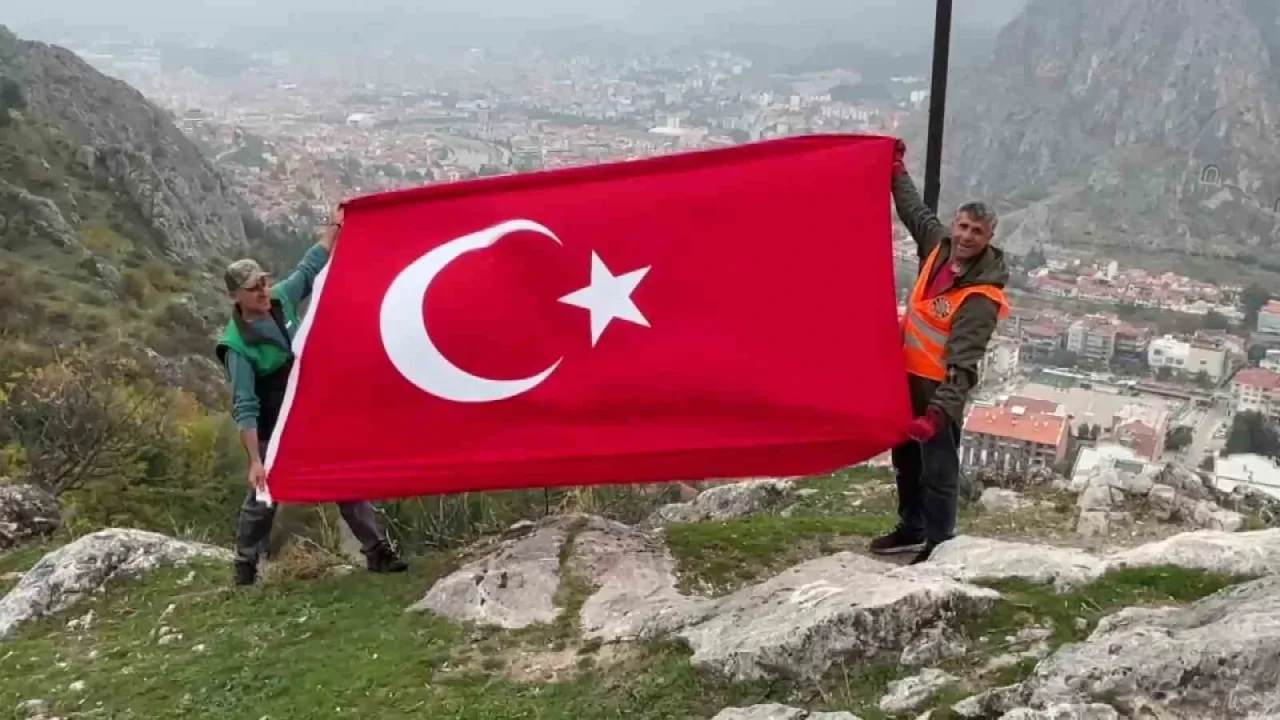 Dağda çöp toplayıp bayrak açtılar