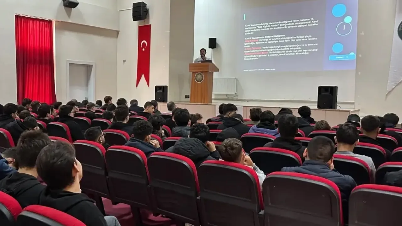 Bayburt’ta öğrencilere siber güvenlik eğitimi verildi