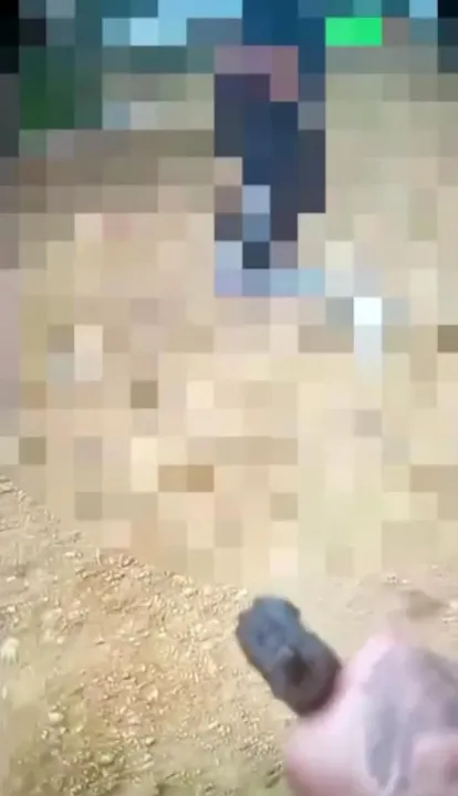 Kurusıkı tabancayla akranlarını tehdit edip görüntülerini paylaştı