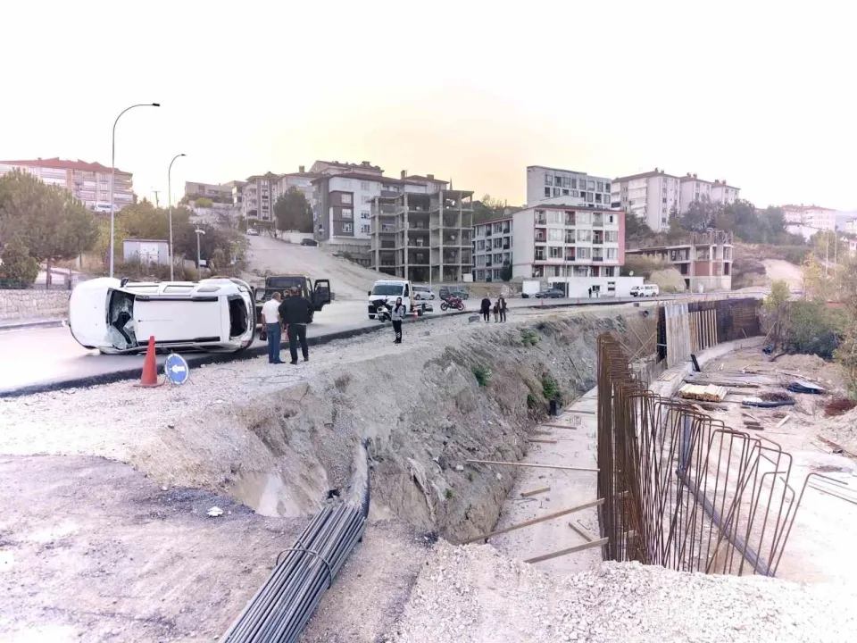 Yol çalışmasını fark edemedi, 4 metrelik şarampole devrildi