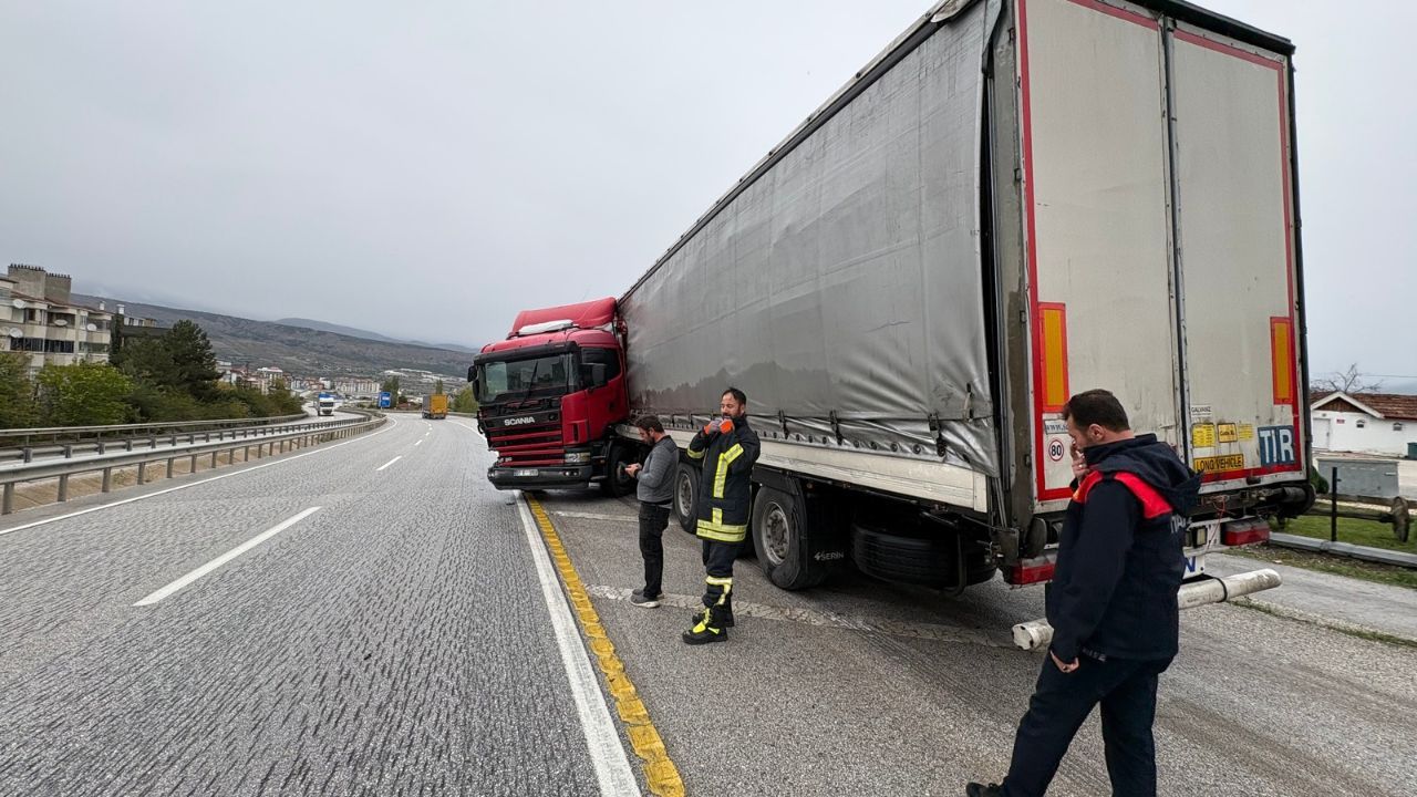 Bariyerlere çarpan tır makasladı: Sürücü yaralandı