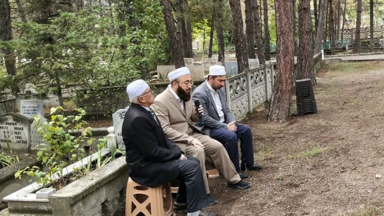 Merhum Başkan kabri başında anıldı