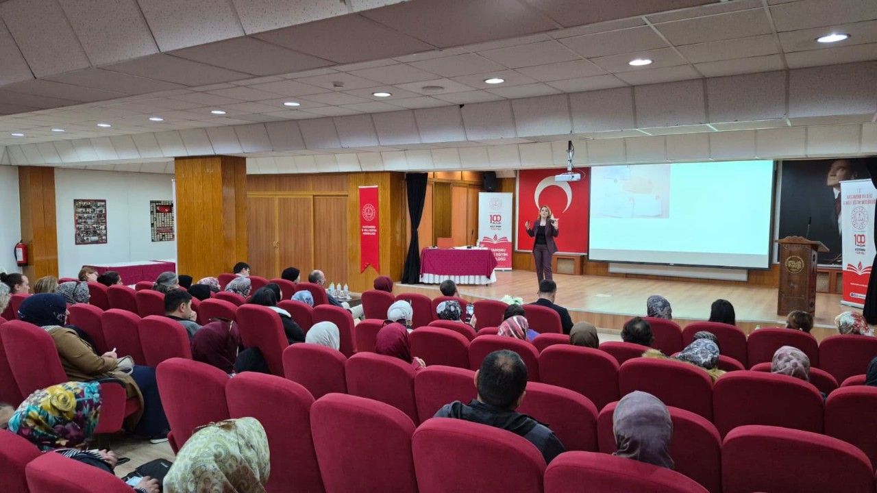 Velilere özel konferans: Çocuk gelişiminde oyunun önemi anlatıldı