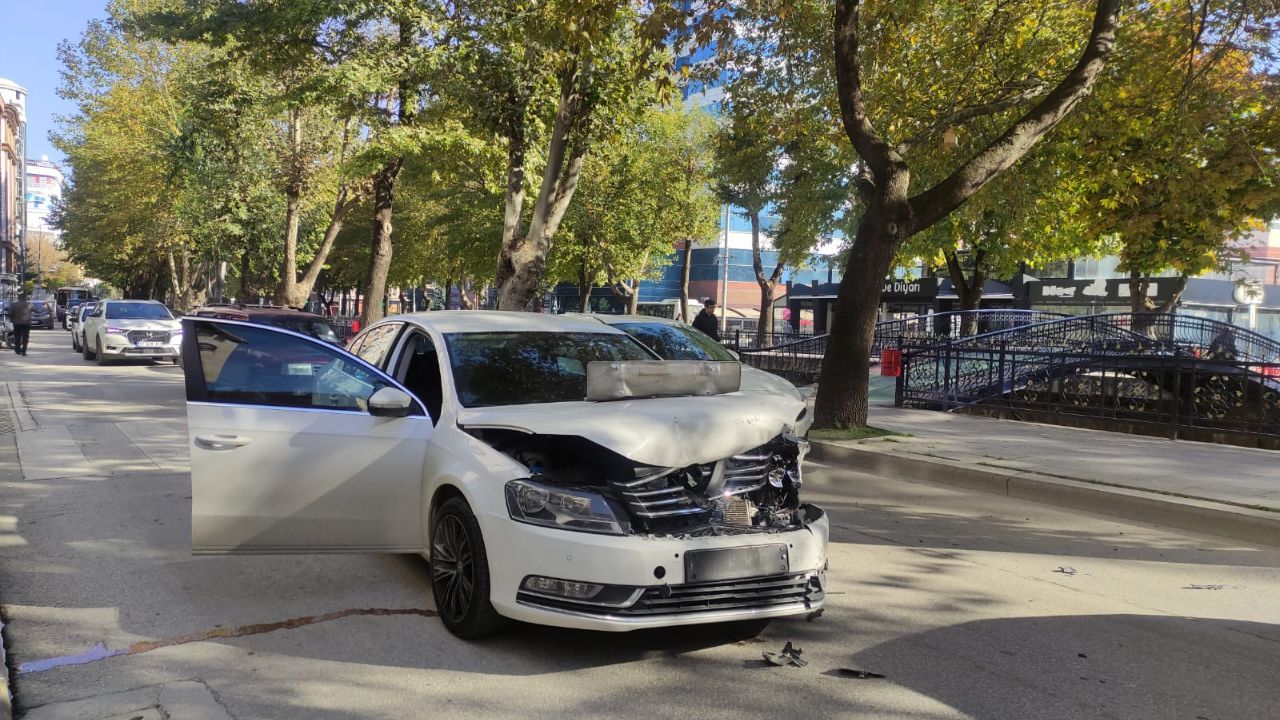 Yayaya çarpmamak için sağa kırdı, otomobile çarptı