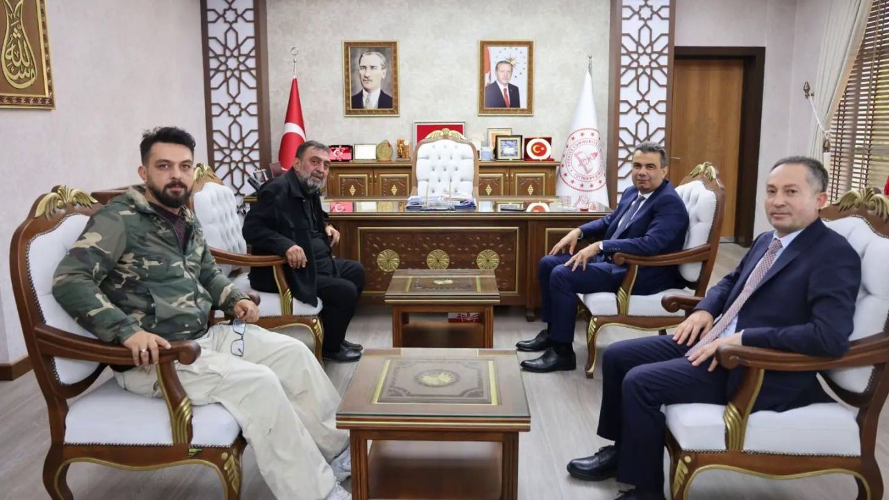 Ünlü oyuncudan Hasan Gümüş’e ziyaret: Tarihi okulun hikâyesi ekranlara taşınıyor!