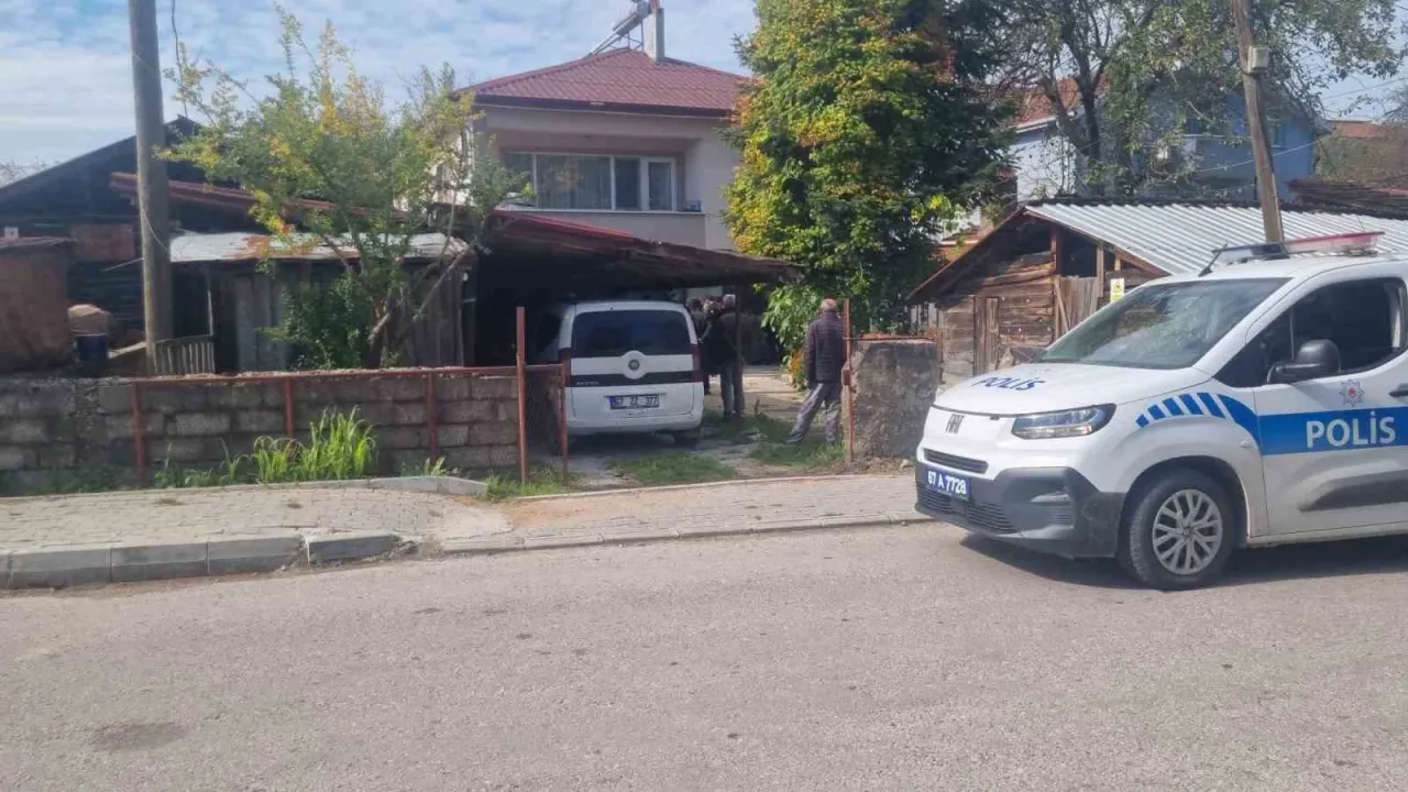 Evde tüfekle vurulmuş halde ölü bulundu