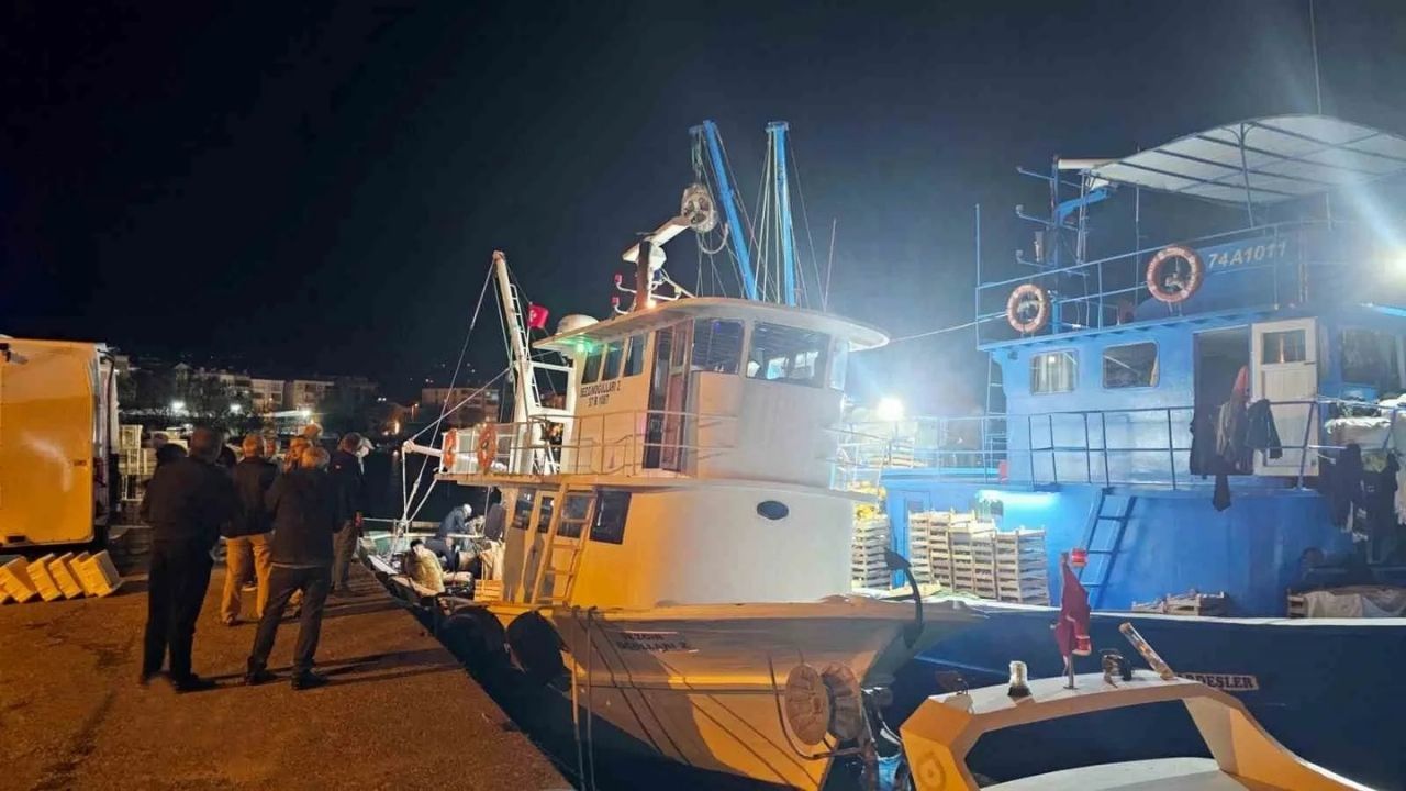 Karadeniz'de palamut bereketi sürüyor: Kasa kasa palamutla limana dönüyorlar