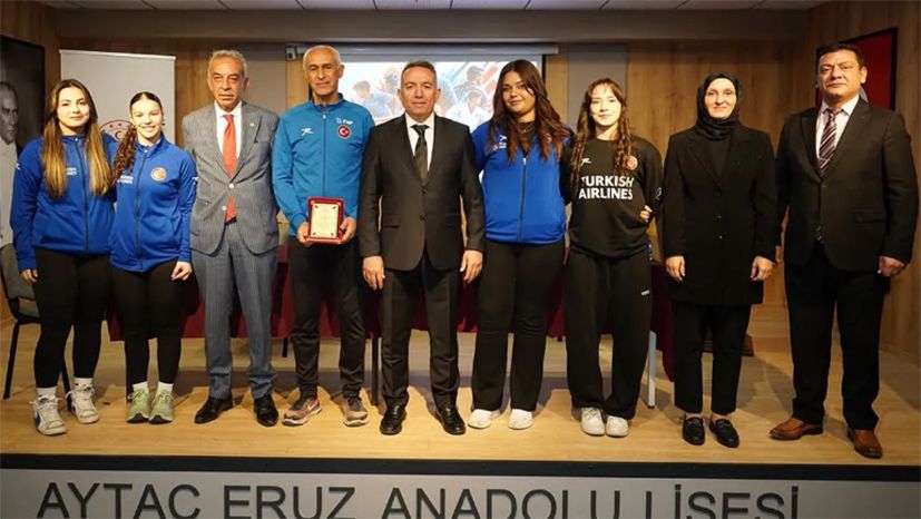 Hentbolun yıldızları Aytaç Eruz öğrencileriyle buluştu