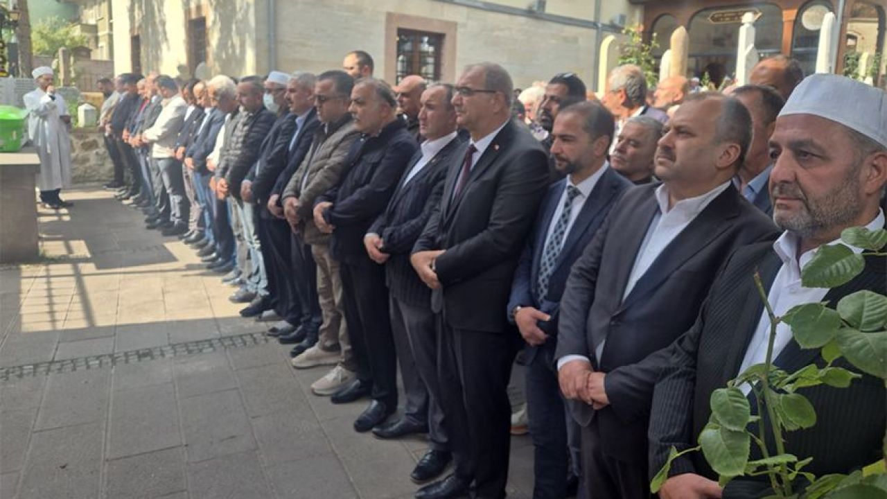 Siyaset ve esnaf camiası cenazede bir araya geldi