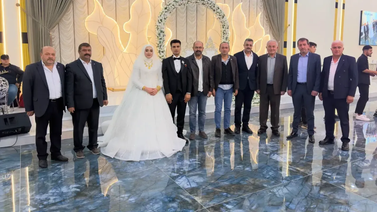 Düğüne ilçe protokolünden yoğun ilgi!