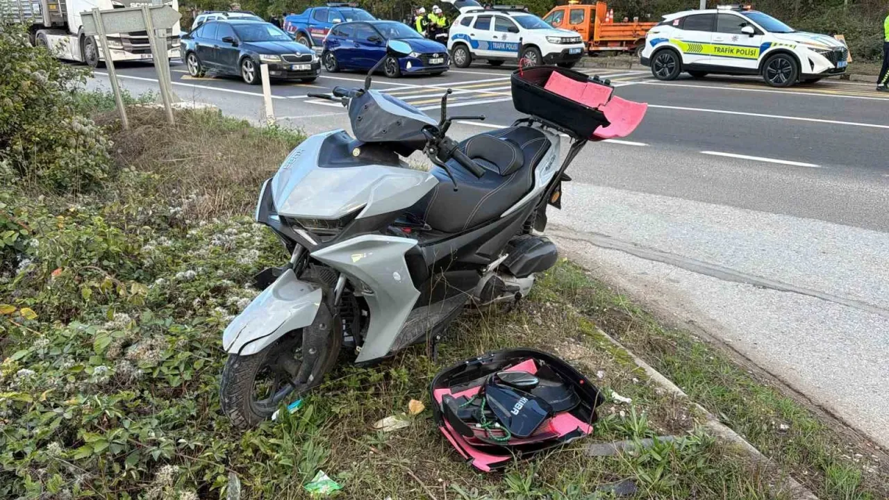 Motosiklet ile hafif ticari araç çarpıştı: 2 yaralı