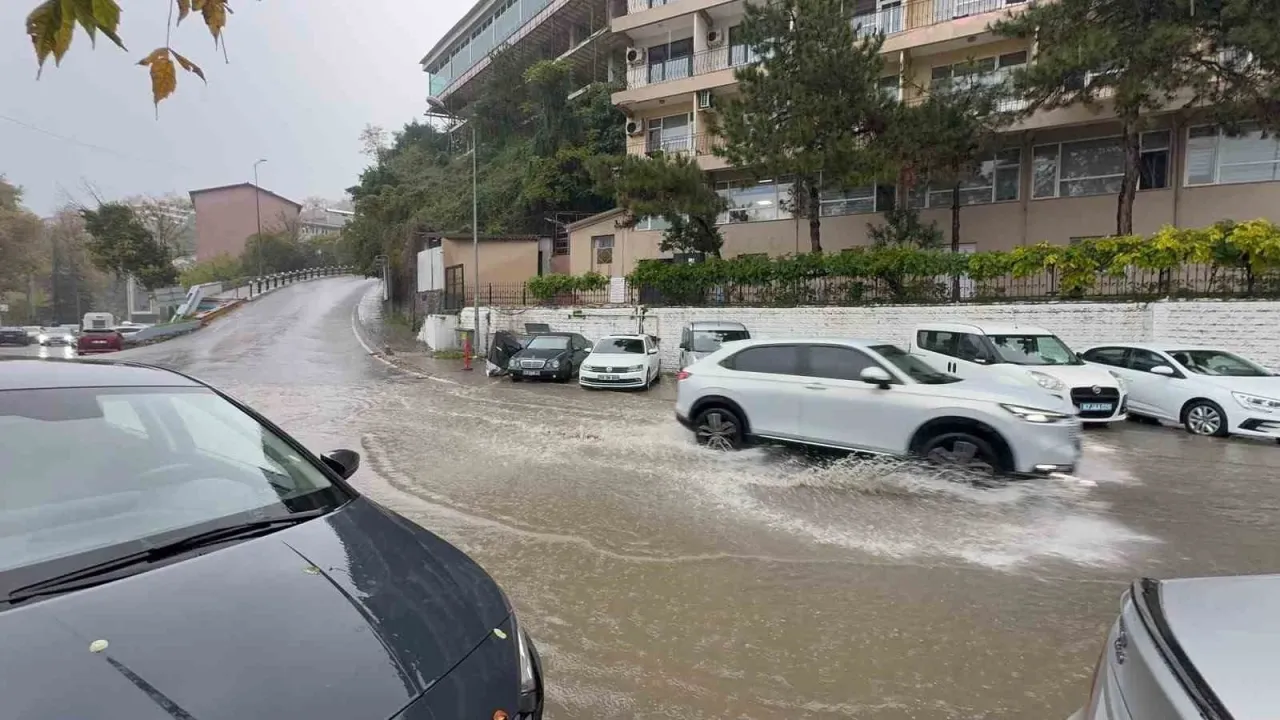 Sağanak nedeniyle yollar göle döndü, motokuryelere yasak geldi